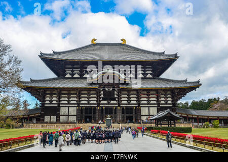 Nara, Japan - Apr 10, 2019. Menschen besuchen den Todaiji Tempel in Nara, Japan. Todai-ji ist Nara beliebteste Touristenattraktion und ein UNESCO-Weltkulturerbe, Sitzen Stockfoto
