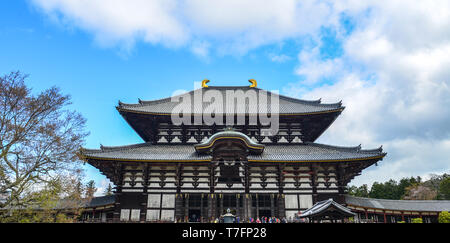 Nara, Japan - Apr 10, 2019. Menschen besuchen den Todaiji Tempel in Nara, Japan. Todai-ji ist Nara beliebteste Touristenattraktion und ein UNESCO-Weltkulturerbe, Sitzen Stockfoto