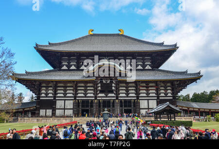 Nara, Japan - Apr 10, 2019. Menschen besuchen den Todaiji Tempel in Nara, Japan. Todai-ji ist Nara beliebteste Touristenattraktion und ein UNESCO-Weltkulturerbe, Sitzen Stockfoto
