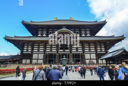Nara, Japan - Apr 10, 2019. Menschen besuchen den Todaiji Tempel in Nara, Japan. Todai-ji ist Nara beliebteste Touristenattraktion und ein UNESCO-Weltkulturerbe, Sitzen Stockfoto