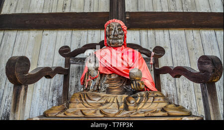 Alte Binzuru hölzerne Statue in Daibutsu-den Todai-ji-Tempel, Nara, Japan. Stockfoto