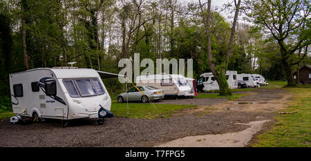 Kleine 5 Einheit touring Camping im Osten von England voll mit vier Wohnwagen und Wohnmobil. Stockfoto