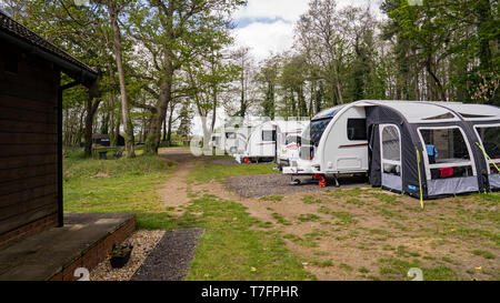 Kleine 5 Einheit touring Camping in ländlichen Norfolk voll mit vier Wohnwagen und Wohnmobil. Stockfoto
