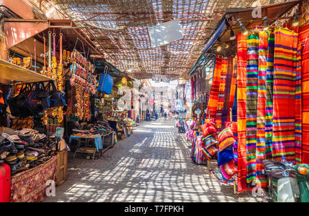 Souvenirs auf dem Djemaa el Fna Markt in der alten Medina, Marrakesch, Marokko Stockfoto