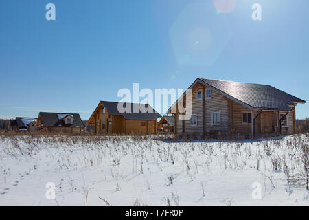 Gruppe von Holzhäusern im Winter, sonnigen Tag, keine Wolken Stockfoto