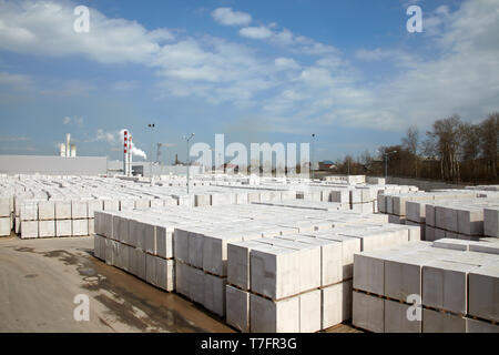 Ansicht der Fabrik zur Herstellung von Porenbeton. Viele Pakete von Blöcken auf Paletten, der eine auf dieser, der andere auf Lager. Ansicht von oben Stockfoto