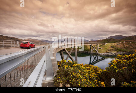 Kylesku Brücke über dem Loch ein Chairn Bhain in Sutherland, Schottland, Teil der Nordküste 500 Scenic Drive Stockfoto