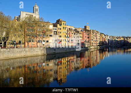 Spanien, Katalonien: Überblick über die Stadt Girona und der traditionellen, alten Häusern mit bunten Fassaden am Ufer des Onyar Fluss Stockfoto