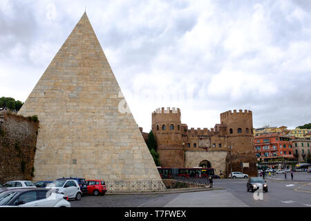 Die Pyramide des Caius Cestius von der Straße in Rom, Italien Stockfoto