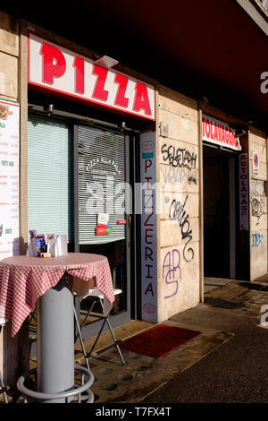 Ein traditionelles Restaurant Pizzeria mit einer Tabelle in der Straße, in Rom, Italien Stockfoto