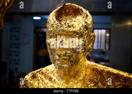 Blattgold auf einer Buddha-statue im Wat Paknam Phasi Charoen in Bangkok, Thailand. Stockfoto