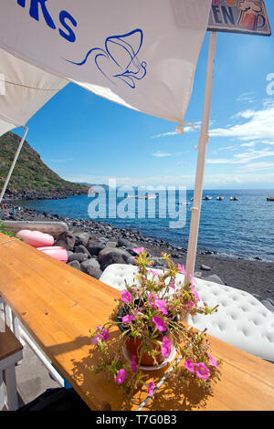 Der Strand von Rinella Village, Insel Salina, Äolische Inseln, Sizilien, Italien Stockfoto