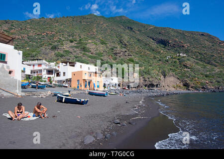 Der Strand von Rinella Village, Insel Salina, Äolische Inseln, Sizilien, Italien Stockfoto