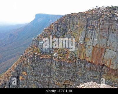 Blick aus dem Tundavala Lücke auf dem Tundavala Böschung in der Nähe der Stadt Lubango, in der Provinz Huíla, Angola. Stockfoto