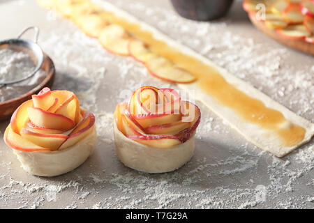 Raw rose apple Gebäck auf dem Tisch geformt Stockfoto