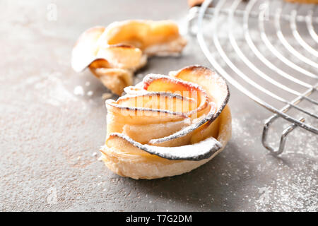 Lecker geformte Rose apple Gebäck auf dem Tisch Stockfoto