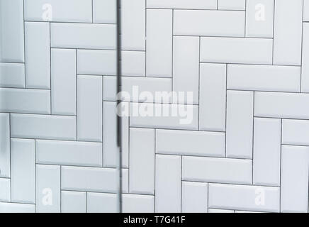 Weißer Keramik Ziegel Fliesen wand Mix mit Glas, modernen abstrakten Textur Hintergrund. Stockfoto