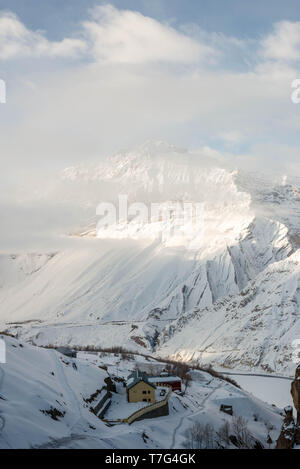 Winter und Schnee in dhankar Dorf - Spiti Valley Stockfoto