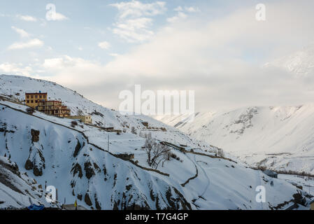 Winter und Schnee in dhankar Dorf - Spiti Valley Stockfoto