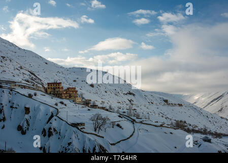 Winter und Schnee in dhankar Dorf - Spiti Valley Stockfoto