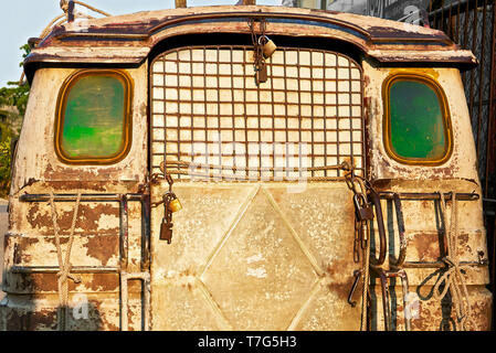 Rückseite einer alten rostigen jeepney Art der Lieferwagen, mit grünen Windows mehrere Vorhängeschlösser, Parken in den Straßen von Iloilo, Philippinen Stockfoto