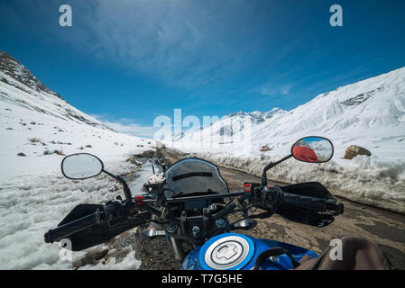 Biker in Himalaya Straße durch Schnee in Indien abgedeckt Stockfoto