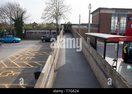 Rampe von Sudbury Town Station, die den Zugang für behinderte Menschen. Platz für Behinderte Parken ist auch auf dem Parkplatz zu sehen. Stockfoto