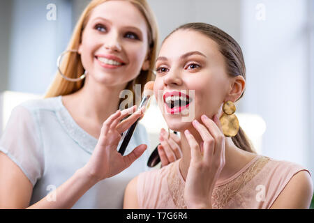 Freudige nette Frau Gefühl über Ihr Make-up aufgeregt Stockfoto