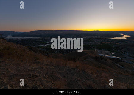 Am frühen Morgen vor Sonnenaufgang am Zusammenfluss von Wenatchee und Columbia Flüsse, Wenatchee aus der vulkanischen Saddlerock Bildung. Stockfoto