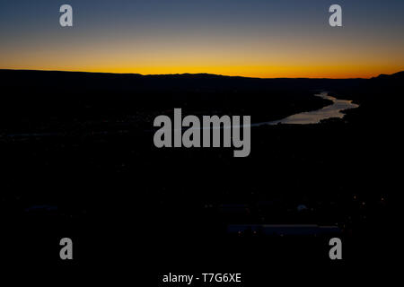 Am frühen Morgen vor Sonnenaufgang am Zusammenfluss von Wenatchee und Columbia Flüsse, Wenatchee aus der vulkanischen Saddlerock Bildung. Stockfoto