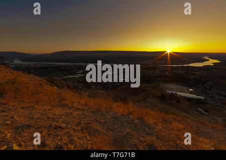 Am frühen Morgen vor Sonnenaufgang am Zusammenfluss von Wenatchee und Columbia Flüsse, Wenatchee aus der vulkanischen Saddlerock Bildung. Stockfoto