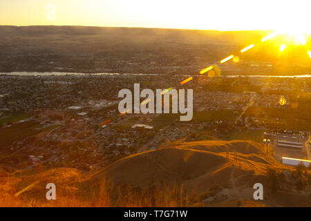 Am frühen Morgen vor Sonnenaufgang am Zusammenfluss von Wenatchee und Columbia Flüsse, Wenatchee aus der vulkanischen Saddlerock Bildung. Stockfoto