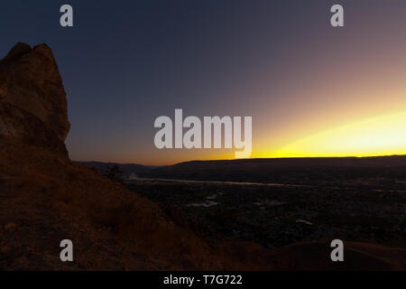 Am frühen Morgen vor Sonnenaufgang am Zusammenfluss von Wenatchee und Columbia Flüsse, Wenatchee aus der vulkanischen Saddlerock Bildung. Stockfoto