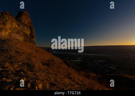 Am frühen Morgen vor Sonnenaufgang am Zusammenfluss von Wenatchee und Columbia Flüsse, Wenatchee aus der vulkanischen Saddlerock Bildung. Stockfoto