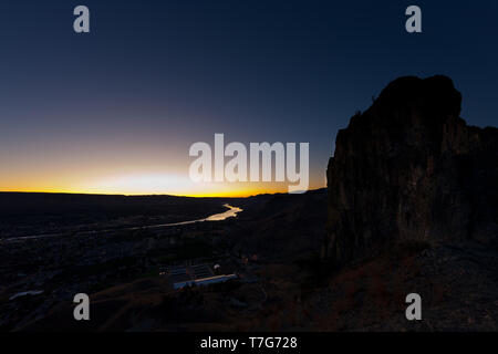 Am frühen Morgen vor Sonnenaufgang am Zusammenfluss von Wenatchee und Columbia Flüsse, Wenatchee aus der vulkanischen Saddlerock Bildung. Stockfoto