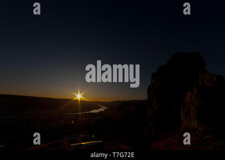 Am frühen Morgen vor Sonnenaufgang am Zusammenfluss von Wenatchee und Columbia Flüsse, Wenatchee aus der vulkanischen Saddlerock Bildung. Stockfoto