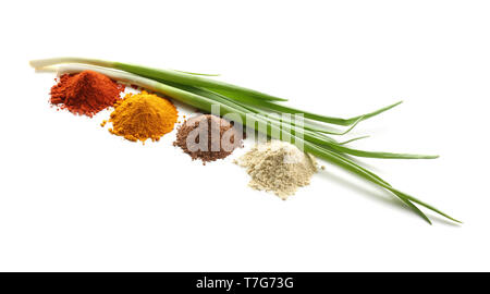 Verschiedene Arten von Gewürzen mit Frühlingszwiebeln auf weißem Hintergrund Stockfoto