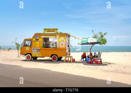 Mui Ne Phan Thiet City, Vietnam, Vietnam - April 25, 2019: Ein fast food Lkw am Bau Trang Sand Hill. Mobile fast food Pizzeria Fahrzeug Stockfoto