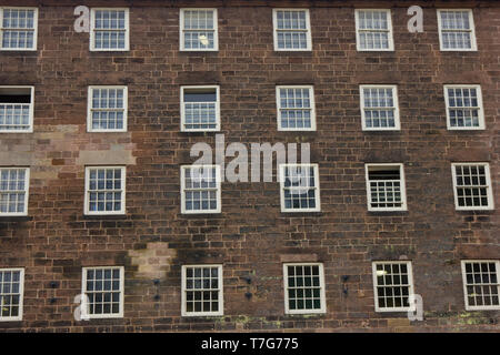 Alte restaurierte Mühle Gebäude von Arkwrights Mühle in Cromford, Derbyshire Peak District DE Stockfoto