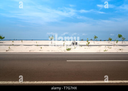 Blick auf die Straße mit sandhill in Phan Thiet, südlichen Vietnam. Phan Thiet ist eine Hafenstadt im Südosten von Vietnam. Stockfoto