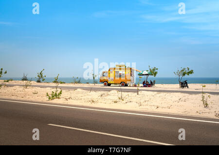 Mui Ne Phan Thiet City, Vietnam, Vietnam - April 25, 2019: Ein fast food Lkw am Bau Trang Sand Hill. Mobile fast food Pizzeria Fahrzeug Stockfoto