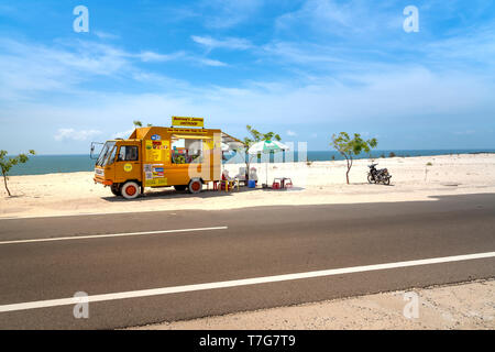 Mui Ne Phan Thiet City, Vietnam, Vietnam - April 25, 2019: Ein fast food Lkw am Bau Trang Sand Hill. Mobile fast food Pizzeria Fahrzeug Stockfoto