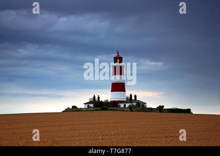 Ein Blick auf den Leuchtturm mit OP-Licht auf eine trübe, graue Abend, Happisburgh, Norfolk, England, Vereinigtes Königreich, Europa. Stockfoto