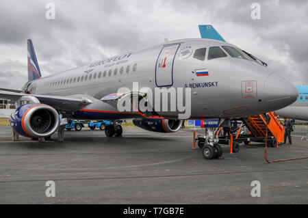 Aeroflot - Russian Airlines Sukhoi Superjet 100 Jet Airliner Flugzeug RA -89008 an der internationalen Luftfahrtausstellung in Farnborough, Großbritannien. Genannt Georgy Benkunsky Stockfoto