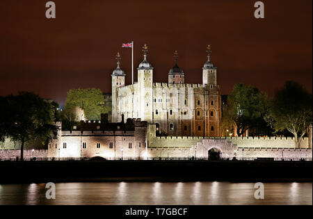 Nacht der Tower von London, Her Majesty's Royal Palace und Festung, Bezirk Tower Hamlets. Jetzt das Schloss ist eine beliebte Touristenattraktion. Stockfoto