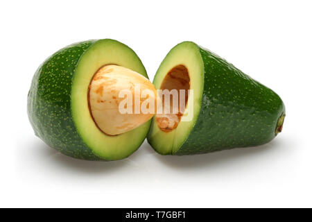 Zwei halbe grüne Avocado mit Samen auf weißem Hintergrund Stockfoto