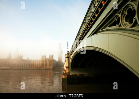 Palast von Westminster und die Westminster Bridge im Nebel von South Bank gesehen Stockfoto