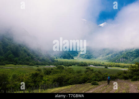 Eine magische Landschaft mit bewaldeten Bergen im Norden des Iran mit dem herrlichen blauen Himmel und Wolken. Stockfoto