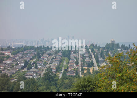 Vancouver, Kanada. 9. Juli 2015. Einen Dunst von Smog hängt über Metro Vancouver als Ergebnis von Rauch aus fernen Waldbrände, die in den Bereich verschoben hat. In diesem Bild ist in der Innenstadt von Vancouver in der Ferne (Blick nach Westen von Burnaby) gesehen. Stockfoto