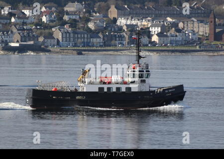 SD Omagh, ein Oban-Klasse Ausschreibung durch die Serco Marine Services betrieben, vorbei an Gourock während der Übung gemeinsame Krieger 19-1. Stockfoto